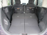 お荷物の量や乗車人数に合わせて使えるリヤシートは、ご覧のように倒すことが出来ますので便利です。