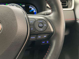 前方の車との車間を設定し、スピードを上げたり緩めたりを自動で行ってくれる追尾式の「レーダークルーズ」。上級装備の一つです!高級車にしかつかない嬉しい機能です。