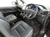 シンプルで使いやすいデザインの運転席です。