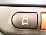 【電動スライドドア】助手席側は電動スライドドアを装備!ドアノブ・リモコンキー・車内スイッチで、簡単にドアの開閉操作が出来ます。お子様連れで手が放せない時等に、とっても便利な機能です♪