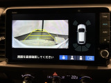 リバースギアに入れるだけで後方の表示へ切り替わります。夜間や雨の日の駐車も楽になりますよ。