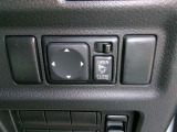 電動格納式ミラーなので、対向車などとのすれ違い時にも便利です。