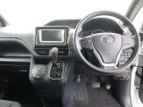 ☆シンプルながら機能性あふれる運転席周りです。 使いやすいスイッチ類の配置によりとても運転しやすいですよ。