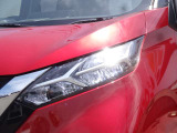 【LEDヘッドライト】悪天候や夜間走行時も良好な視界を確保し安心して運転できる高輝度LEDヘッドライトを装備!点灯速度が早く、消費電力も抑えられています。