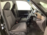 女性でも運転がしやすいように、シートの高さ調整機能(シートリフター)がついています。広い足元にゆったり座れるシートには肘掛も装備しており長距離の運転でも疲れにくいシートです。