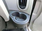 運転席側のドリンクホルダー。