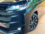 【LEDヘッドライト】悪天候や夜間走行時も良好な視界を確保し安心して運転できる高輝度LEDヘッドライトを装備!点灯速度が早く、消費電力も抑えられています。