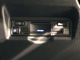 【ETC2.0装着車】カーナビと連携させることで全国の「ITSスポット」と双方向通信し渋滞を回避するルートを案内します。情報配信を受けるたびに最速のルートを再検索。料金所もストレスなく通過できます。