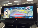 【パノラミックビューモニター】専用のカメラにより、上から見下ろしたような視点で360度クルマの周囲を確認することができます☆死角部分も確認しやすく、狭い場所での切り返しや駐車もスムーズに行えます。
