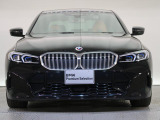 【キドニーグリル】BMWの代名詞。一目見ただけでBMWであると認識できる確固たるアイコンとして存在感を放ちます。