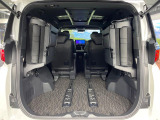 【パワーバックドア】スマートキーや運転席のボタンを押すだけでリアゲートが自動で開閉します!荷物を持っている時や、高い位置にあるバックドアを閉める際に便利な機能です♪