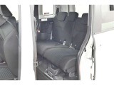 中古車をキレイで気持ちよくお乗りいただけるよう、エンジンルームからシートを外した洗浄まで、目に見えない部分も徹底的に洗浄しています!