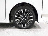 アルミホイールを装備、タイヤサイズは165/55R15です。