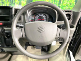 インテリアに合わせたデザインのステアリングは、運転される方のことも考え、運転しやすい形状、大きさです。是非一度、実際に触ってお確かめください。