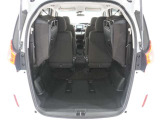 ◆サードシートは跳ね上げ式で、使用しない場合は荷室の拡大ができます。さらに広々なラゲッジスペースの出来上がりです!