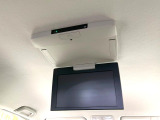 【フリップダウンモニター】大画面モニターで後席でもエンタメをお楽しみいただけます。小さなお子様にも大人気の装備です♪