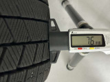冬タイヤの残り溝は7.6mmです。スリップラインからは6.1mmとなっております。