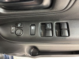 狭い駐車場で便利な電動格納ドアミラーが付いています。