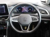 Volkswagen全車共通の上質な本革を使用した手触りのしっとりとしたステアリングです。唯一素肌が触れるハンドルは上位モデルと同じ握り心地になっております。