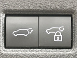 【パワーバックドア】スマートキーや運転席のボタンを押すだけでリアゲートが自動で開閉します!荷物を持っている時や、高い位置にあるバックドアを閉める際に便利な機能です♪