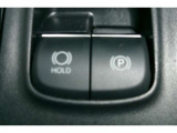 「P」ポジションに入れると自動で作動。「HOLD」スイッチを押し、システムONの状態にしておくことで、渋滞や信号待ちなどでブレーキを踏んで停車したときにブレーキを保持。アクセルを踏むと解除。
