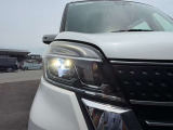 LEDヘッドランプ:ハロゲンランプの約2倍の光量でより明るく遠くを照らし、夜間走行時の視認性を高めます。