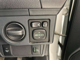 日本の駐車場は幅が広くないところが多くて、乗り降りが大変だったりしますよね。電動ミラーがあれば、室内でミラーをたためるので、駐車するときも便利ですね。