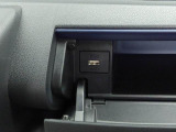 USBポートが付いているので、スマホのバッテリーやナビ機能を便利に使えるようにしてくれます。