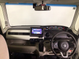 【前方視界】開放的な前方視界!運転がしやすく疲れにくいです♪窓が大きく、見通しがとっても良いおクルマですよ♪
