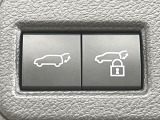 【パワーバックドア】スマートキーや運転席のボタンを押すだけでリアゲートが自動で開閉します!荷物を持っている時や、高い位置にあるバックドアを閉める際に便利な機能です♪