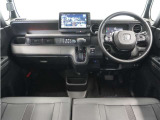視界広々で運転しやすくロングドライブでも疲れを感じさせないすっきりとまとまったインパネ周りです。
