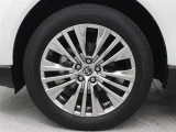 19インチアルミホイール(スーパークロームメタリック塗装)が装着されています。タイヤサイズ225/55R19