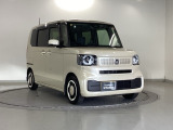 狭い駐車場でも、スライドドアならチャイルドシートへのお子さまの乗降や荷物の積載もスムーズ。とても便利な【助手席側。電動スライドドア】ドアハンドを少し引くだけでリアドアが自動開閉します。