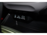 小物の収納に便利なセンタートレイには携帯等のデバイスの充電可能なUSB出力電源付です。