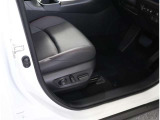 電動パワーシートです。 高級車によく付いてますね。 ポジションを細かく調整、出来るので長時間の運転もリラックスして出来ちゃいますね。
