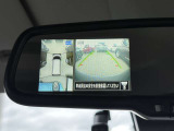 ディスプレイ付ルームミラーでクルマを上空から見下ろしているかのように、状況を把握できます。さらにタイヤアングルガイドも付いて、バックでどう車が動くかが分かって、車庫入れなどに便利ですね!