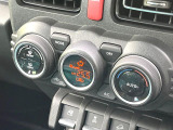 【オートエアコン】一度お好みの温度に設定すれば、車内の温度を検知し風量や温度を自動で調整。暑い&hellip;寒い&hellip;と何度もスイッチ操作をする必要はありません。快適な車内空間には必須の機能ですね♪