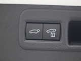 ハンズフリーパワーバックドア(挟み込み防止機能・停止位置メモリー機能付)が装備されています。スマートキーを携帯していれば、リヤバンパーの下に足を出し入れするだけで自動開閉します。