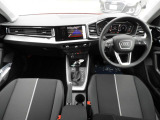 安全で快適な運転をサポートするアウディバーチャルコックピット。多機能でありながら優れた操作性で、シンプルで美しいインテリアデザインに溶け込んでいます。