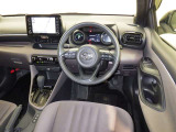 運転席まわりです。 各操作スイッチは使いやすい位置に配置されてます。