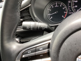 レバーをAUTOの位置にしているとき、レインセンサーが雨を感知すると、雨量に応じてワイパーが自動で作動してくれるオートワイパーを装備!設定変更で非作動にすると、間欠作動に固定されます。