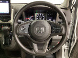 ハンドルにHondaセンシング系のクルーズコントロールやレーンキープアシストなどのスイッチと、オーディオの操作スイッチが装備されています。ハンドルから手を離さず安全に操作できます。