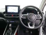 運転席側から見た写真です、お車にマッチングするようにデザインされたインパネ!沢山のスイッチ類も運転させる方が使いやすい位置に配置されていますね!