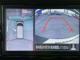 上から見下ろしているような視点で周囲が確認できるアラウンドビューモニターです。上から見下らしているような映像によって縦列駐車もラクラク、駐車が苦手な人の強い味方です!