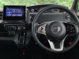 運転席周辺のスマートなレイアウトが、操作のしやすさを実現。快適なドライブをサポートします。パーキングブレーキはフットブレーキタイプです。