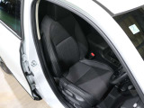 程よい硬さとホールド性が高いシートで長時間運転も快適です。