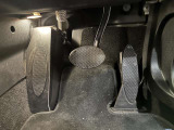 【ペダル】BMWはオルガン式アクセルペダルを採用しています。踏み込む足とペダルが同じ軌跡を描くため、かかとがずれにくく、アクセルコントロールがよりしやすくなるメリットがあります。