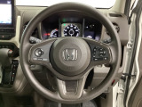 ハンドルにHondaセンシング系のクルーズコントロールやレーンキープアシストなどのスイッチと、オーディオの操作スイッチが装備されています。ハンドルから手を離さず安全に操作できます。