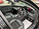 運転席周辺は、プジョー独自の設計思想が生み出した『i-Cockpit』