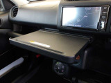 停車時にはA4サイズのノートPCやお弁当などが置ける格納式テーブルを装備!※最大重量は10kgまでとなっております